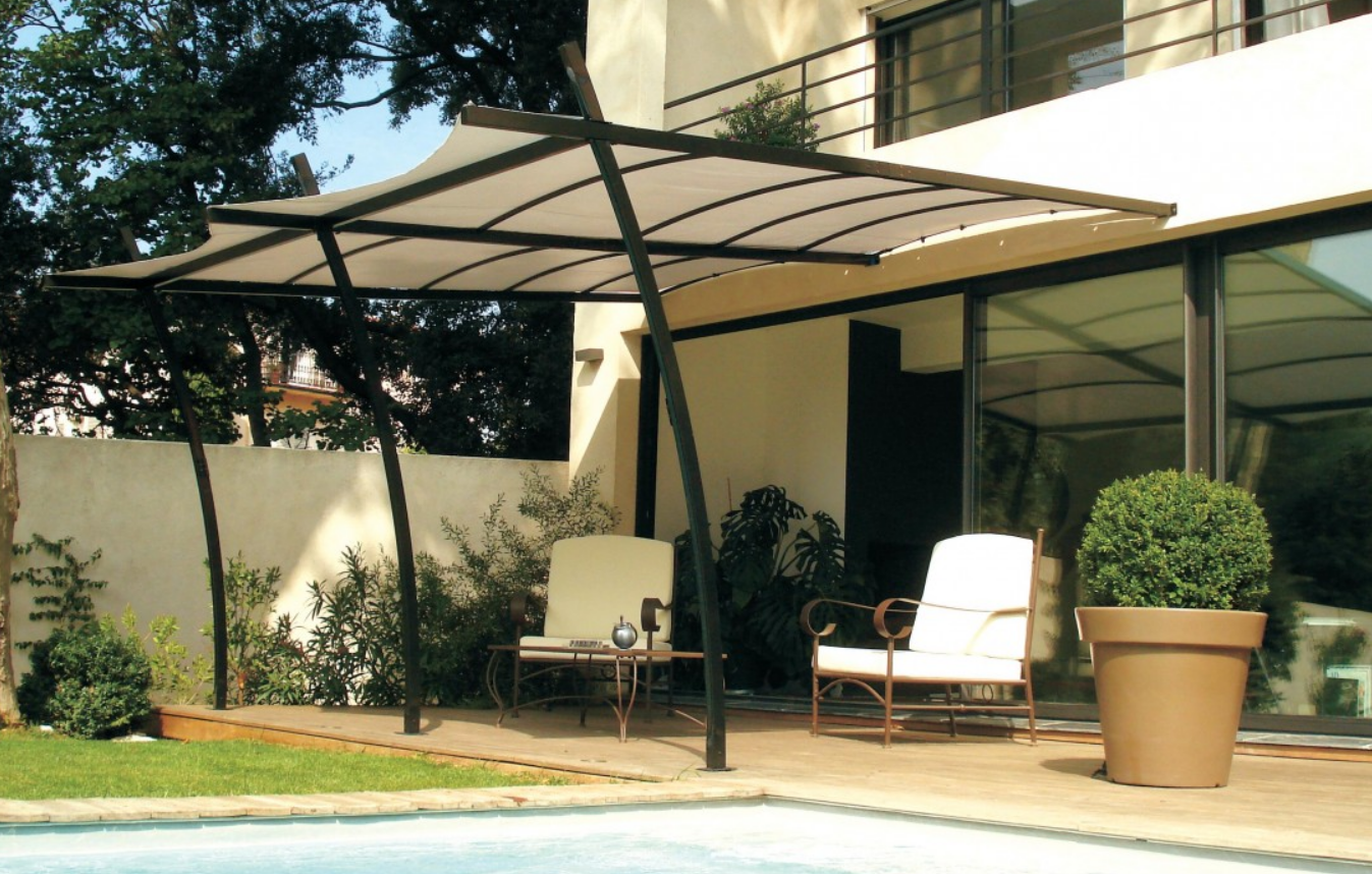 Tonnelle adossée pour terrasse et bain de soleil en bord de piscine